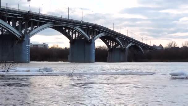 Ledová kra plave ve vodě, úlomky ledu na řece na jaře, ledová tříšť — Stock video