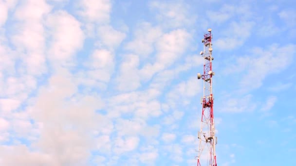 Κινητό τηλέφωνο επικοινωνίας celullar ραδιο Πύργος, μικροκυμάτων κεραίας, πομπού — Αρχείο Βίντεο