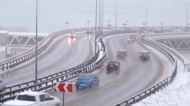 Samochody jeżdżące po śnieżnej drodze zimą, ruch na autostradzie w śniegu, śnieżyca — Wideo stockowe