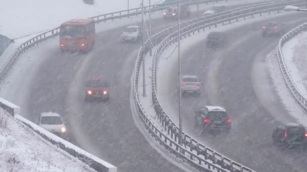 Kışın karlı yolda giden arabalar, karda otoyolda giden trafik, kar fırtınası — Stok video