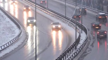 Kışın karlı yolda giden arabalar, karda otoyolda giden trafik, kar fırtınası