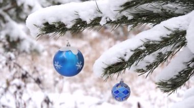 Kışın ormanda kar yağar, yılbaşı toplarıyla dallanır, oyuncaklar rüzgarda sallanır.