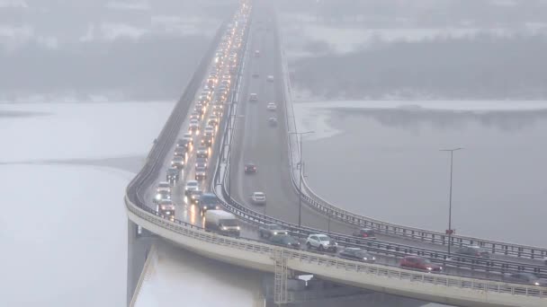 Voitures conduisant sur une route enneigée en hiver, circulation sur l'autoroute en cas de chute de neige, blizzard — Video