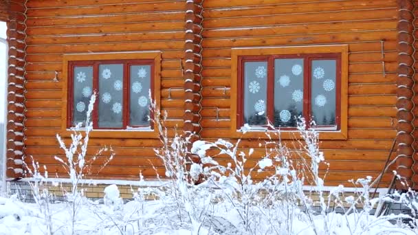 Snowfall w zimie w mieście, miękki śnieżny poranek Bożego Narodzenia z padającym śniegiem — Wideo stockowe