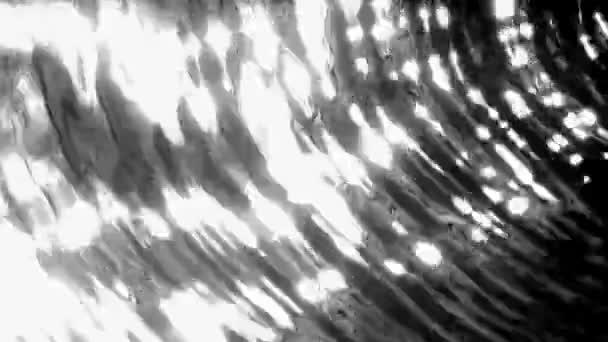 Gebirgsbach, Bach, Bach - fließendes Wasser, Lichtreflexion im Wasser, die Muster auf dem Wasser — Stockvideo