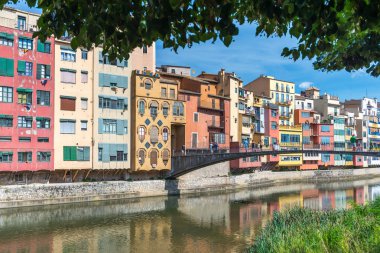 Köprü ve Girona içinde bina