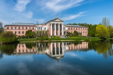 Gölet ve Botanik Bahçesi içinde ana bina