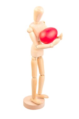 Bir easter egg tutan ahşap vitrin mankeni