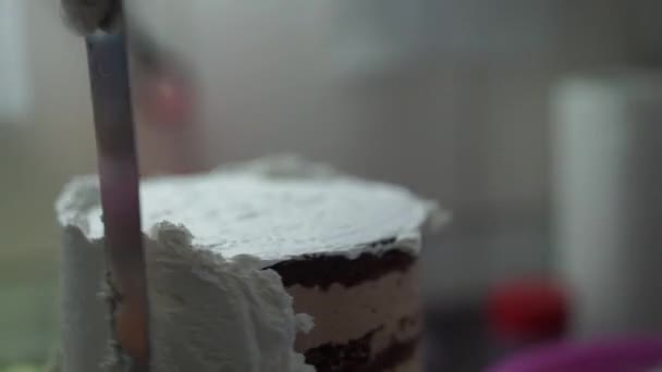 Décoration de gâteau dans la cuisine — Video