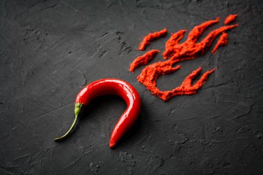 Kırmızı kırmızı kırmızı biber, kırmızı yapraklar şeklinde dağılmış.