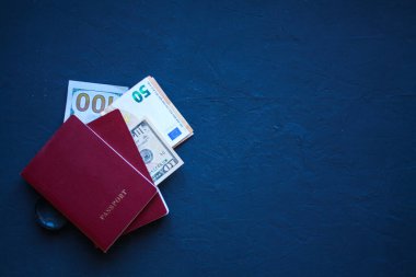 Diğer ülkelere seyahat için birkaç pasaport, 100, 10, 5 dolar, 50 avro kara bir yüzey.