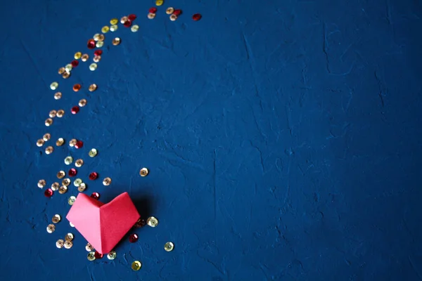 Origami Corazón Papel Hecho Papel Rojo Sobre Fondo Azul Oscuro — Foto de Stock