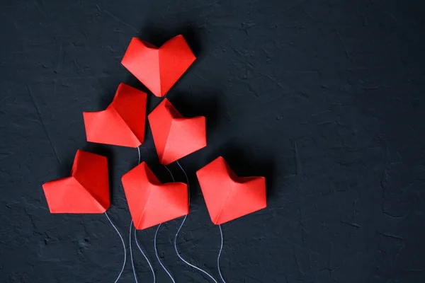 Origami Corazones Rojos Hechos Papel Sobre Fondo Azul Oscuro Dispuestos — Foto de Stock