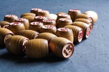 Klasik Lotto varilleri karanlık bir yüzeyde rastgele dizilir. 13, 99, 6010,26,49, 55