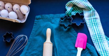 Fırın malzemeleri ve malzemeler karanlık yüzeye yayılır..