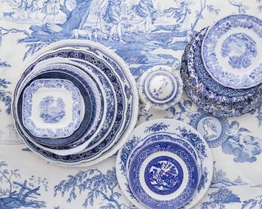 Mavi ve beyaz porselen tabak deseni