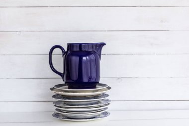 Plakalar üzerinde mavi sürahi