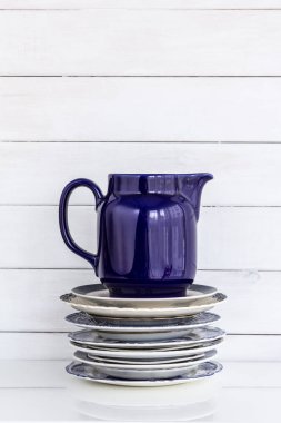 Plakalar üzerinde mavi sürahi