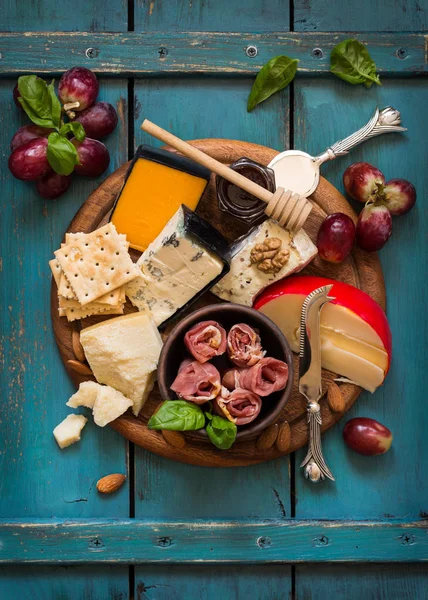 Cheese platter. Antipasti. — Stock Photo, Image