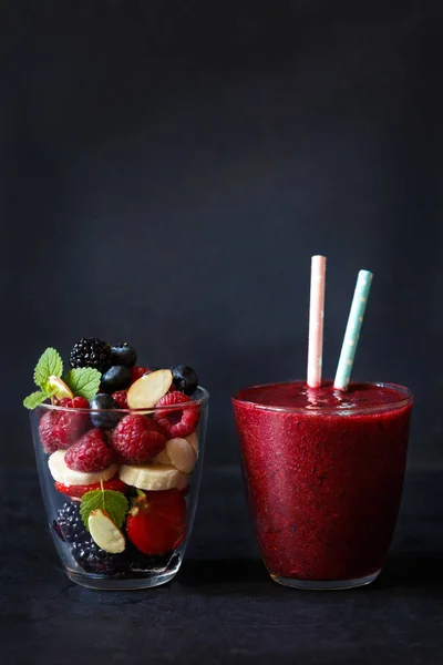 Smoothie fresco y saludable . — Foto de Stock