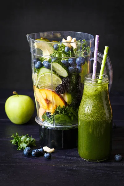 Smoothie fresco y saludable . — Foto de Stock