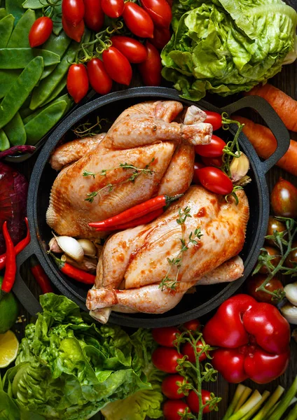 Pollos y hortalizas crudos . —  Fotos de Stock