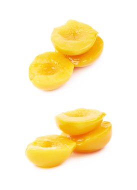 Konserve şeftali yarısı izole