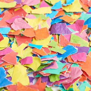 Kağıt parçaları ile kaplı yüzey