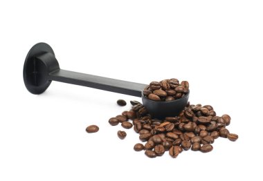 Kavrulmuş kahve çekirdekleri izole yığını