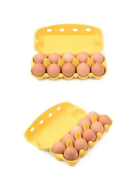 Sárga tojás karton elszigetelt — Stock Fotó