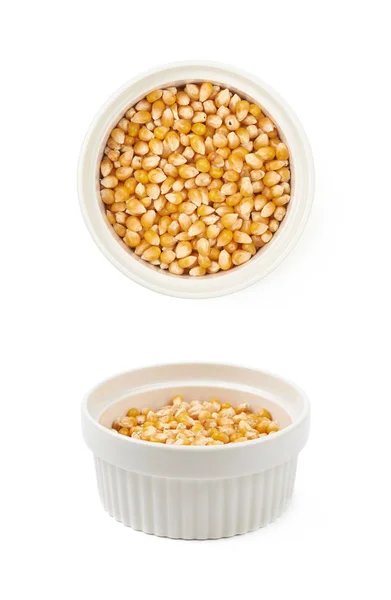 Ramekin branco cheio de grãos de milho — Fotografia de Stock
