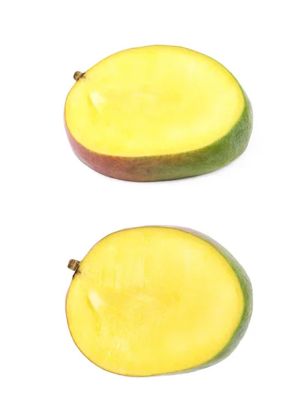 Fruta de manga cortada e cortada isolada — Fotografia de Stock