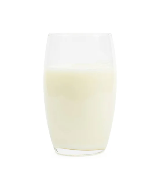 Hohes Glas gefüllt mit Milch isoliert — Stockfoto