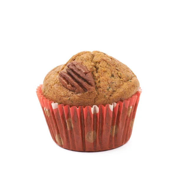Pojedynczy pecan nut muffin na białym tle — Zdjęcie stockowe