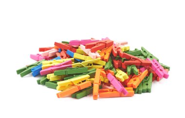 Ahşap clothespin izole yığını