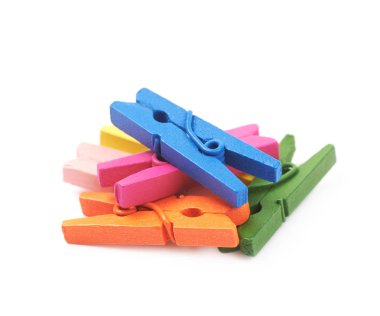 Ahşap clothespin izole yığını
