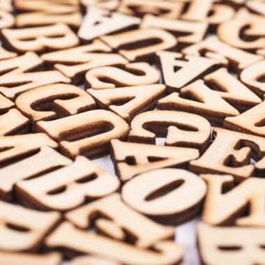 Ahşap harflerle kaplı yüzey