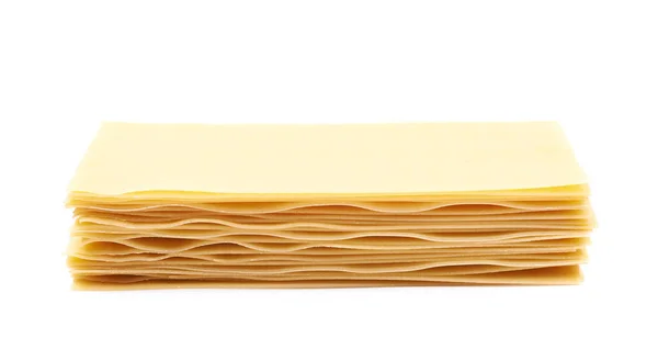Stos arkuszy lasagne suszone na białym tle — Zdjęcie stockowe