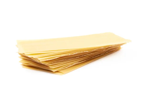 Mucchio di fogli di lasagne essiccate isolato — Foto Stock