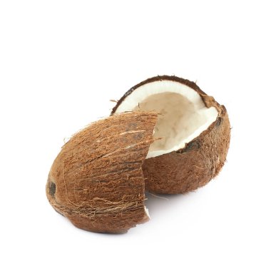 İzole kırık Hindistan cevizi parçaları yığını