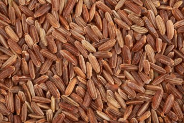 Kahverengi pirinç taneleri ile kaplı yüzey