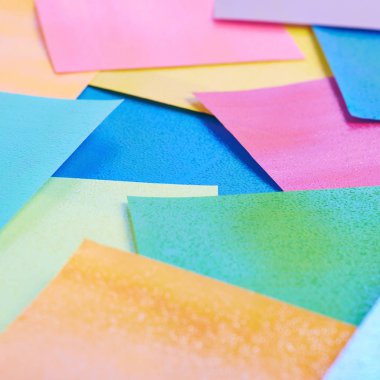 Origami sayfaları ile kaplı yüzey