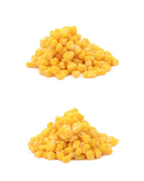 Pilha de um milho enlatado isolado — Fotografia de Stock