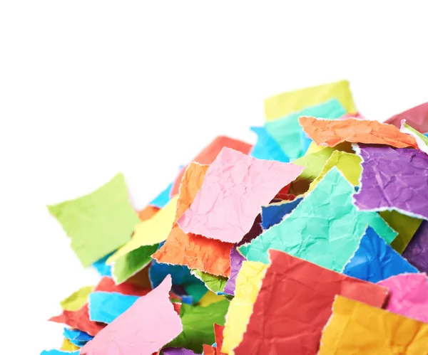 Pilha de pedaços de papel rasgado isolados — Fotografia de Stock