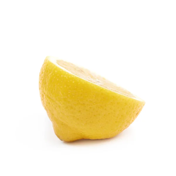 La mitad de una fruta de limón aislado — Foto de Stock