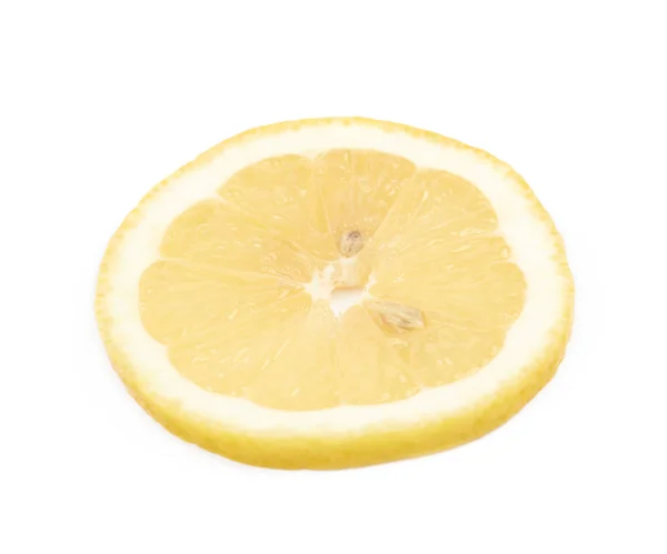 Fatia única de um limão isolado — Fotografia de Stock