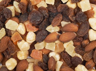 Kurutulmuş meyve ve fındık karışımı.