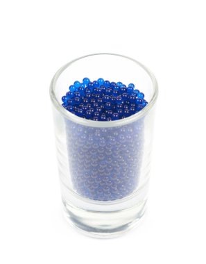 Cam izole mavi boncuk dolu vurdu