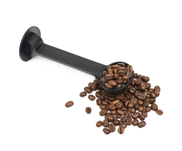 Hromadu pražená kávová zrna, samostatný — Stock fotografie