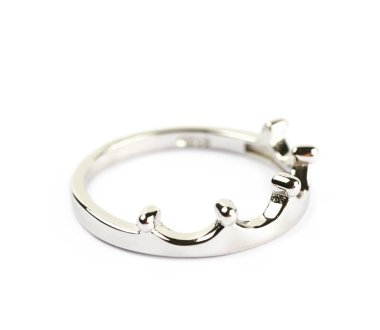 Taç şeklinde gümüş yüzük izole